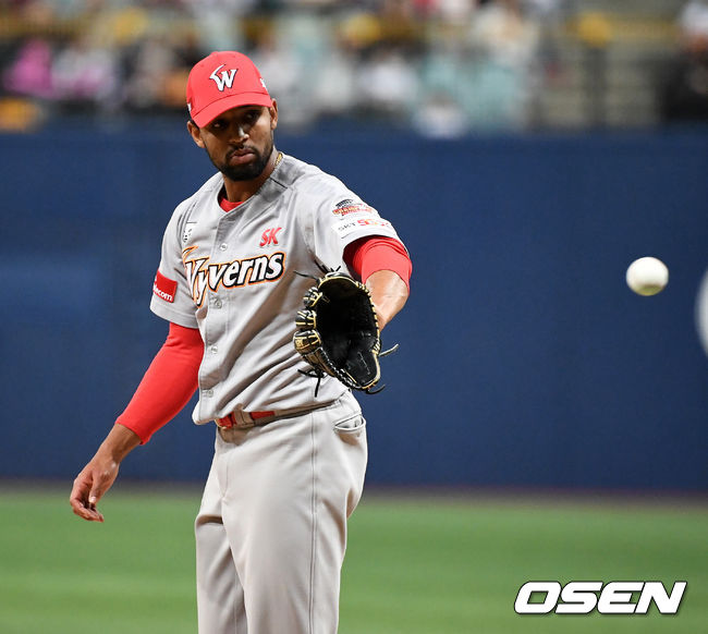 SK 산체스가 11일 대전 한화전에서 8이닝 동안 4피안타 7탈삼진 무실점으로 호투했다.