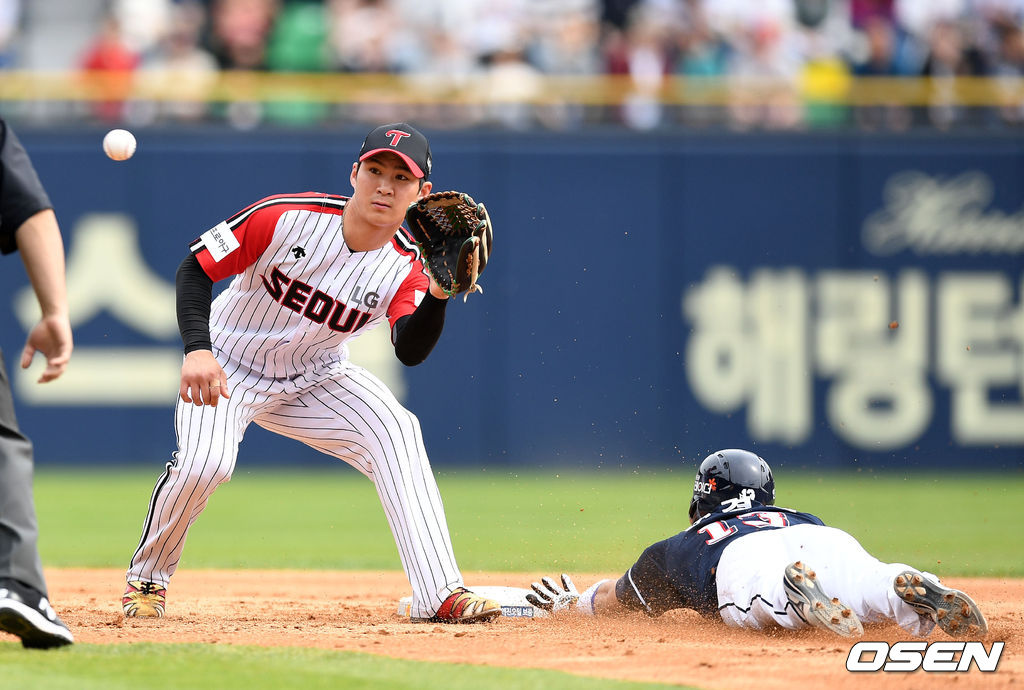 4회초 1사 1루에서 두산 1루주자 허경민이 도루에 성공을 하고 있다./sunday@osen.co.kr
