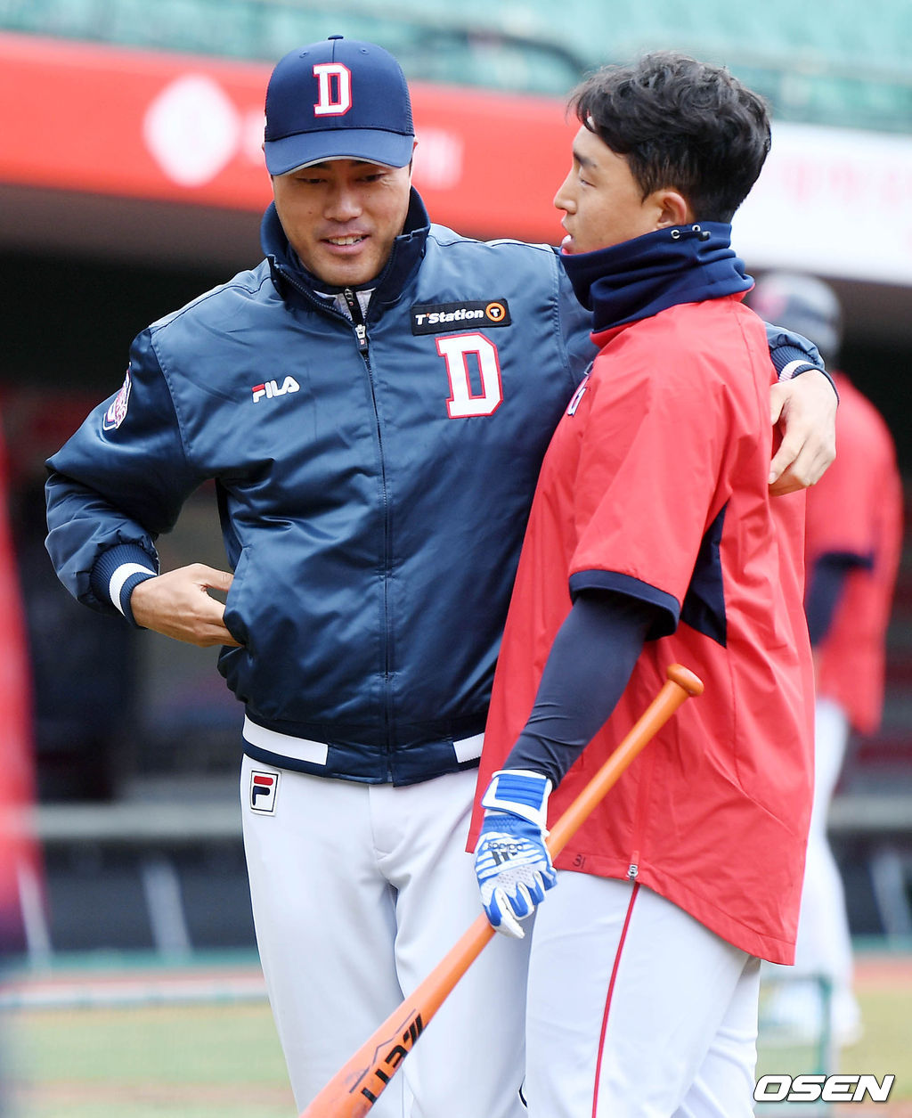 부산 사직야구장에서 열릴 '신한은행 MYCAR KBO리그' 시범경기 롯데 자이언츠와 두산 베어스의 경기에 앞서 두산 조성환 코치가 롯데 손아섭과 포옹을 하고 있다. / eastsea@osen.co.kr