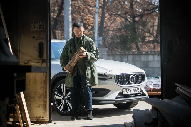 오브제 디자이너인 이광호 디렉터.