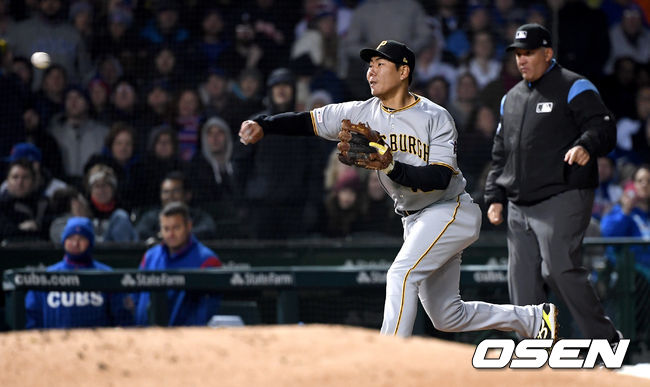 12일(한국시간) 미국 일리노이주 시카고 리글리 필드에서 ‘2019 메이저리그’ 시카고 컵스와 피츠버그 파이어리츠의 경기가 열렸다.  6회말 1사 2, 3루 상황 컵스 하비에르 바에즈의 병살타 때 피츠버그 3루수 강정호가 타구를 잡아 홈으로 송구하고 있다. /dreamer@osen.co.kr