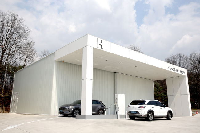 안성휴게소에 설치 된 국내 최초의 고속도로 수소충전소.