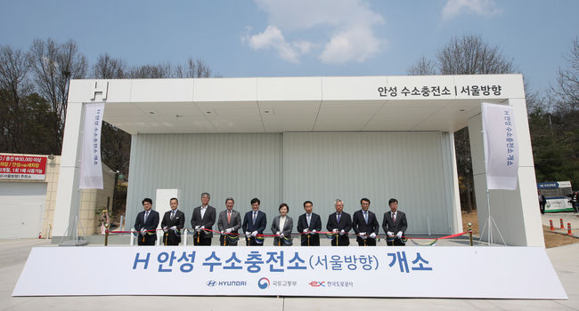 자유한국당 김학용 의원, 현대자동차 공영운 사장, 국토교통부 김현미 장관, 한국도로공사 이강래 사장(왼쪽 네 번째부터)이 안성휴게소 수소충전소(서울방향) 개소식에서 테이프 커팅식을 갖고 있다. /현대차 제공.