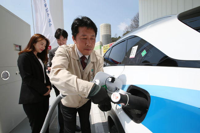 안성휴게소 수소충전소(서울방향)에서 수소전기차 넥쏘를 충전하고 있다. /현대차 제공.