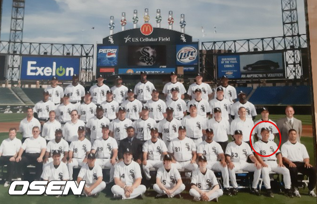 2005년 시카고 화이트삭스 우승 멤버들의 단체 사진. 우측 하단에 앉은 이만수 이사장(동그라미).