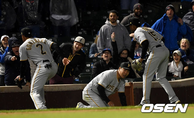 7회말 1사 주자없는 상황 컵스 제이슨 헤이워드의 뜬 공 타구 때 피츠버그 3루수 강정호-유격수 에릭 곤살레스가 충돌해 타구를 놓치고 있다. 유격수 실책으로 기록. /dreamer@osen.co.kr