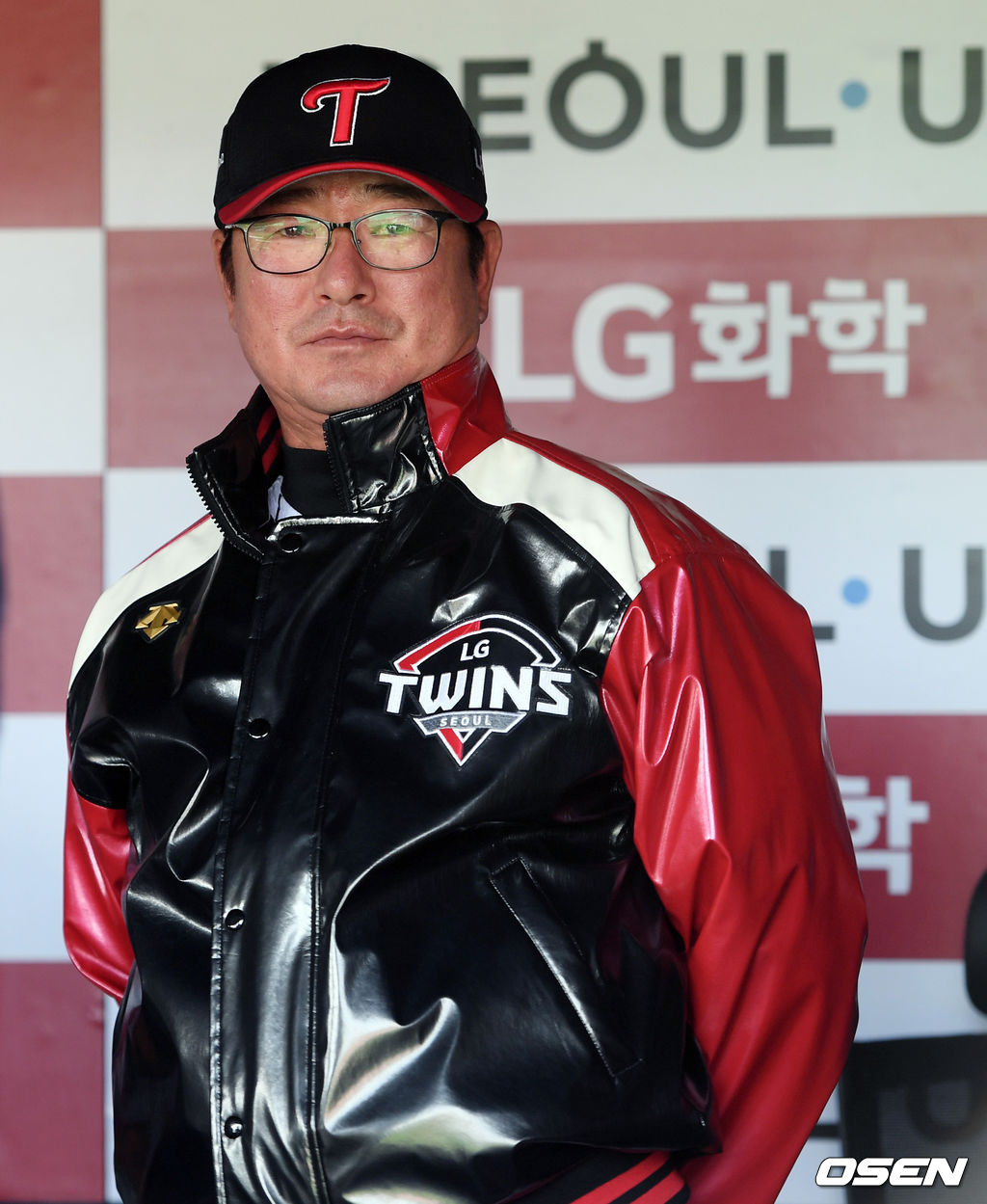 LG LG 류중일 감독이 선수들의 훈련을 지켜보고 있다. / eastsea@osen.co.kr