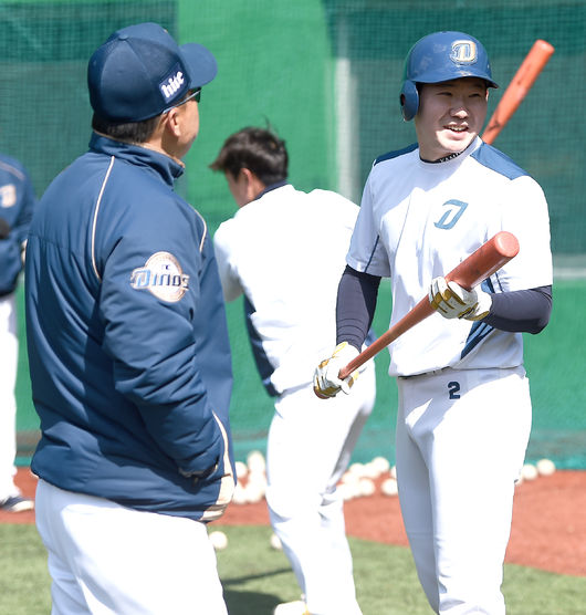 13일 오후 김해 롯데자이언츠상동야구장에서 ‘2019 신한은행 MY CAR KBO리그’ 롯데 자이언츠와 NC 다이노스의 시범경기가 열린다.NC 이동욱 감독이 박민우와 이야기를 나누고 있다. /pjmpp@osen.co.kr