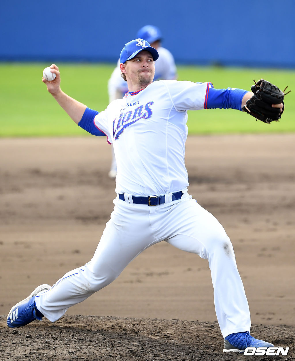 27일 일본 오키나와 온나 아카마 볼 파크에서 삼성라이온즈와 LG 트윈스의 연습경기가 열렸다. 5회초 마운드에 오른 삼성 헤일리가 6회에 이어 7회에도 마운드에 올라 힘차게 공을 뿌리고 있다./rumi@osen.co.kr