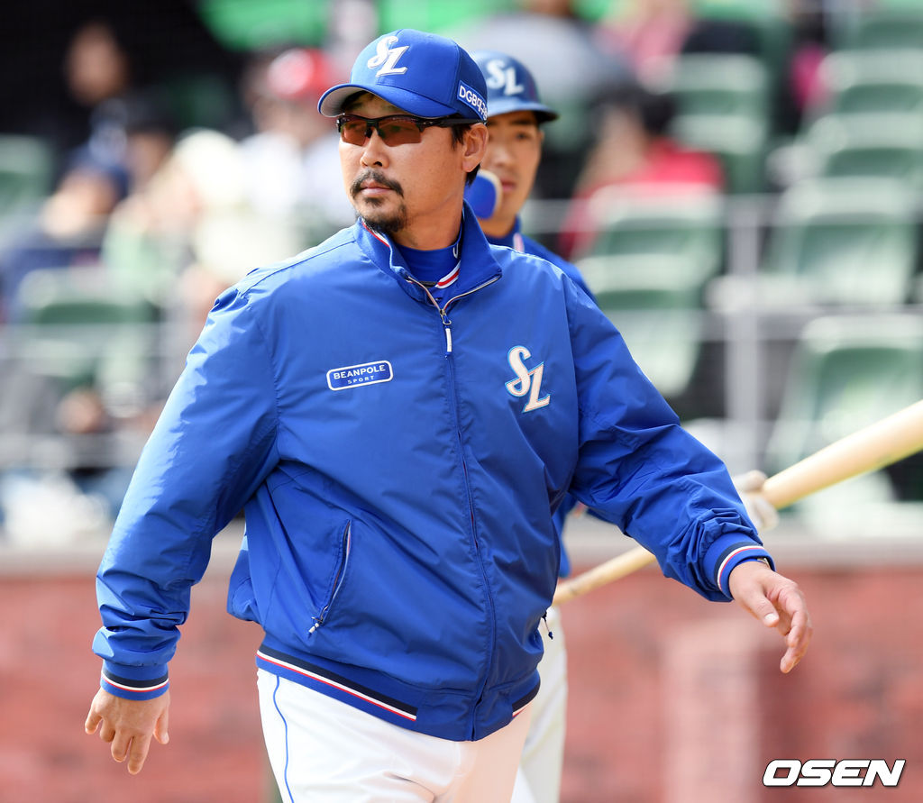 7일 오후 문학 SK 행복드림구장에서 '2019년 신한은행 마이카 KBO리그’ SK 와이번스와 삼성 라이온즈의 경기가 열렸다. 4회초 1사 3루 SK 김동엽의 내야땅볼 때 3루 주자 이학주의 홈 세이프 관련 김한수 감독이 비디오판독 요청하고 있다. 비디오판독 요청 결과 원심 그대로 아웃 판정. / eastsea@osen.co.kr