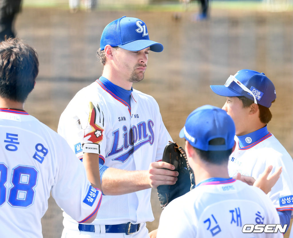 27일 일본 오키나와 온나 아카마 볼 파크에서 삼성라이온즈와 LG 트윈스의 연습경기가 열렸다. 6회초를 마친 삼성 헤일리가 덕아웃에서 동료들과 하이파이브를 하고 있다./rumi@osen.co.kr