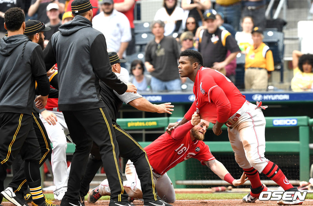 신시내티 야시엘 푸이그가 동료들을 뿌리치며 피츠버그 선수들과 몸싸움을 벌이고 있다. 결국 푸이그는 퇴장조치. /dreamer@osen.co.kr