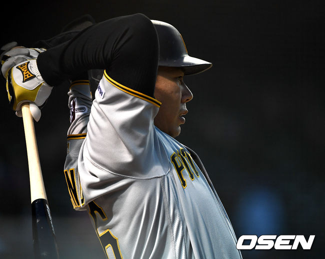 4회초 피츠버그 강정호가 대기 타석에서 타격을 준비하고 있다. /시카고(미국 일리노이주)=최규한 기자 dreamer@osen.co.kr