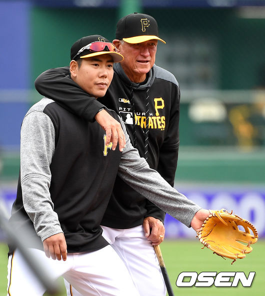 피츠버그 강정호와 클린트 허들 감독이 수비 훈련 중 대화를 나누고 있다. /피츠버그(미국 펜실베이니아주)=최규한 기자 dreamer@osen.co.kr