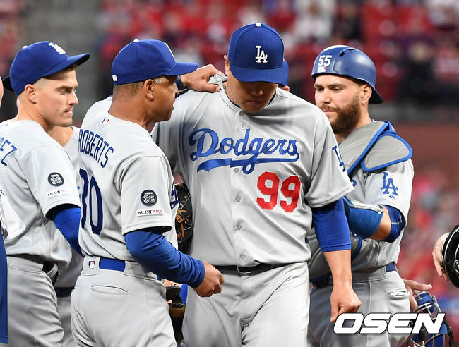 2회말 2사 세인트루이스 마일스 마이콜린스 타석에서 통증을 호소한 LA 류현진이 마운드를 내려가고 있다. /세인트루이스(미국 미주리주)=최규한 기자 dreamer@osen.co.kr