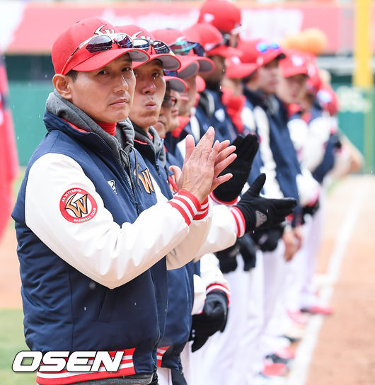 지난 3월 23일 개막전을 앞두고 선수단과 도열한 염경엽 SK 감독/OSEN DB