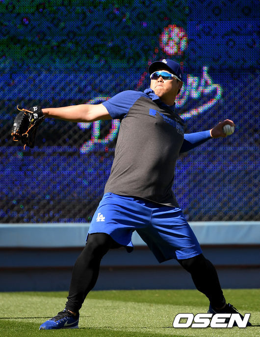 부상자명단에 오른 다저스 류현진이 외야에서 캐치볼 훈련을 하고 있다. /LA(미국 캘리포니아주)=최규한 기자 dreamer@osen.co.kr