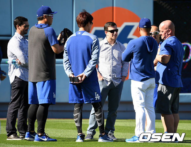 부상자명단에 오른 다저스 류현진이 외야에서 스트레칭과 캐치볼 훈련을 마친 뒤 다저스 프리드먼 사장, 로버츠 감독, 수석 트레이너와 김용일 트레이너 등과 함께 대화를 나누고 있다. /dreamer@osen.co.kr