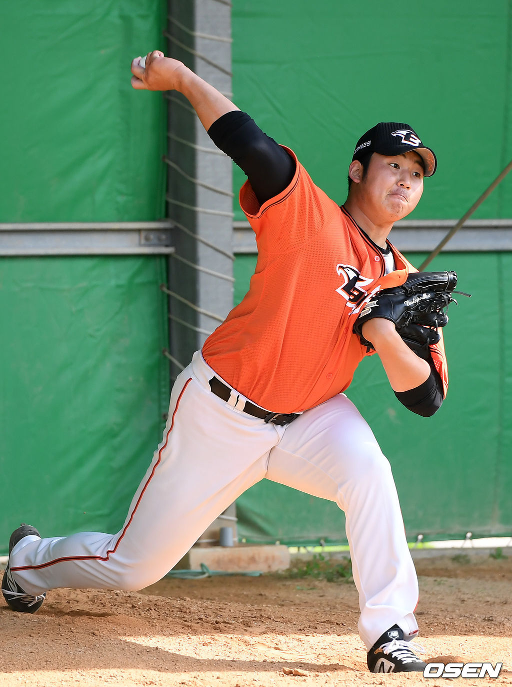 4일 일본 오키나와 고친다 구장에서 한화 이글스와 SK 와이번스의 연습경기가 열릴 예정인 가운데 한화 김민우가 힘차게 공을 뿌리고 있다./rumi@osen.co.kr