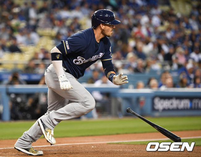 밀워키 야스마니 그랜들이 선제 1타점 적시타를 날리고 있다. /LA(미국 캘리포니아주)=최규한 기자 dreamer@osen.co.kr