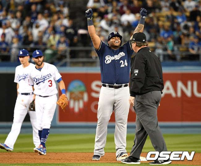 밀워키 헤수스 아귈라가 달아나는 1타점 2루타를 날린 뒤 기뻐하고 있다. /LA(미국 캘리포니아주)=최규한 기자 dreamer@osen.co.kr