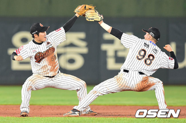 롯데 시절 신본기와 승리 세리머니를 한 앤디 번즈(오른쪽).