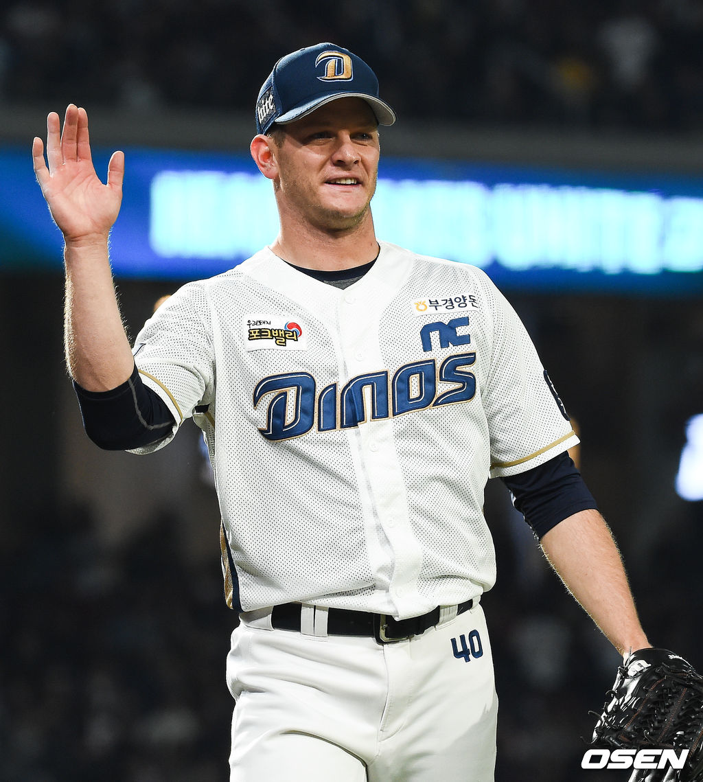 7회초 이닝종료 후 NC 루친스키가 미소 지으며 더그아웃으로 들어가고 있다 / soul1014@osen.co.kr