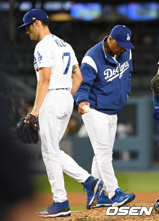 다저스 로버츠 감독이 투수 조 켈리를 강판시키고 있다. /LA(미국 캘리포이나주)=최규한 기자 dreamer@osen.co.kr