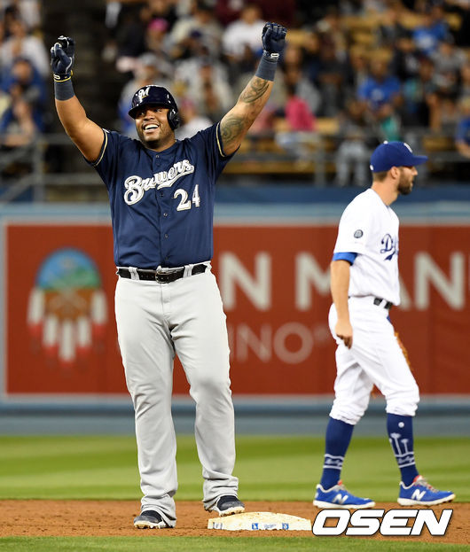 밀워키 헤수스 아귈라가 달아나는 1타점 2루타를 날린 뒤 기뻐하고 있다. /LA(미국 캘리포니아주)=최규한 기자 dreamer@osen.co.kr