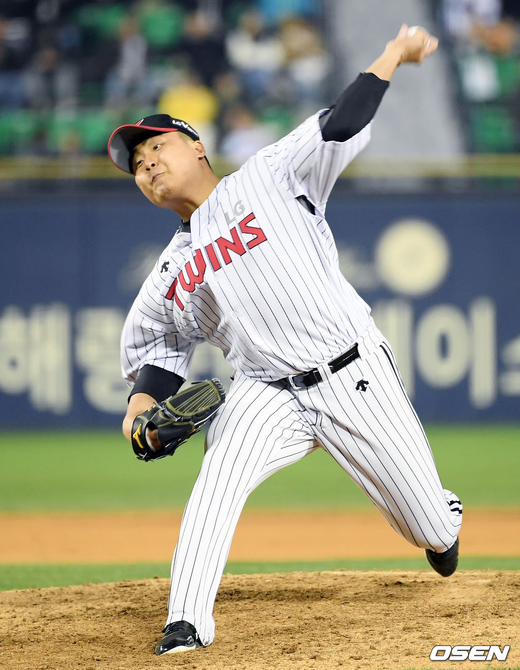 8회초 LG 이우찬이 역투하고 있다./ eastsea@osen.co.kr