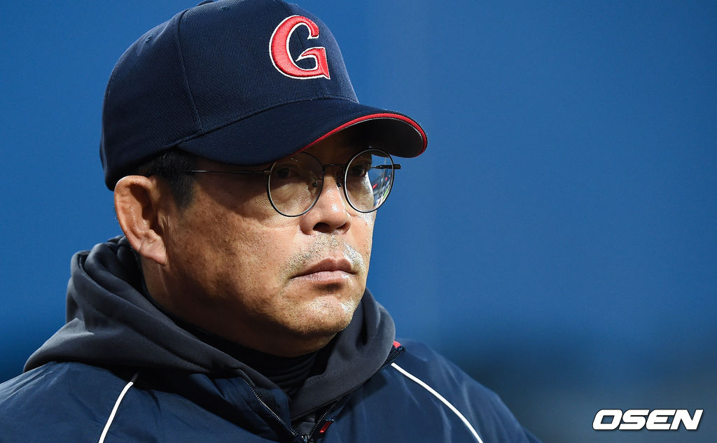 롯데 양상문 감독이 그라운드를 바라보고 있다. / soul1014@osen.co.kr/