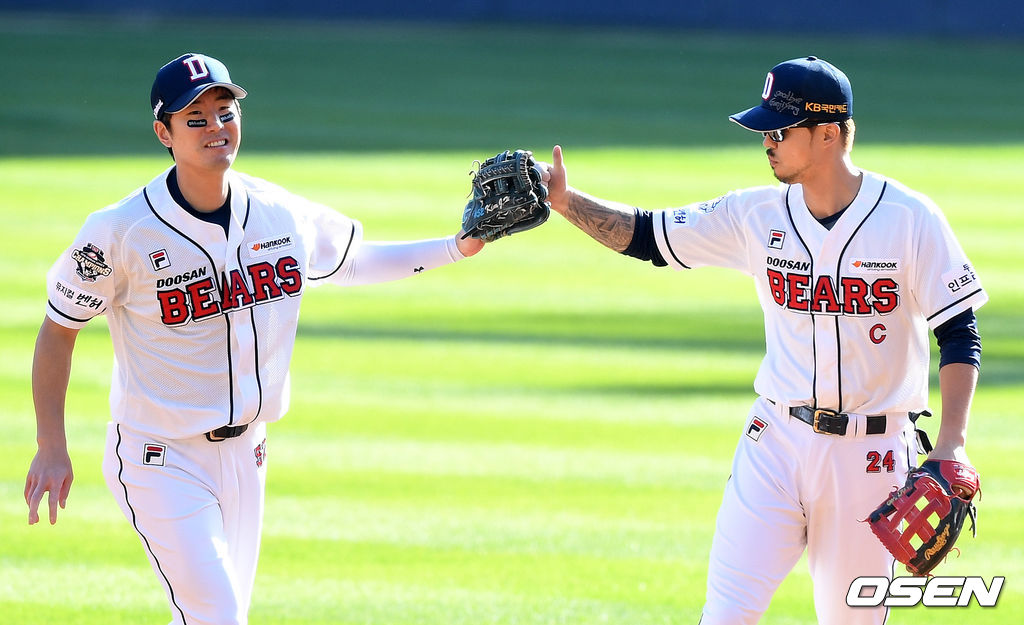29일 서울 잠실야구장에서 열린 '2017 타이어뱅크 KBO리그' 한국시리즈 4차전 두산 베어스와 KIA 타이거즈의 경기, 3회초 1사 1루에서 두산 김재호와 오재원이 KIA 최형우 2루땅볼에 병살로 완성하며 하이파이브를 하고 있다. /jpnews@osen.co.kr