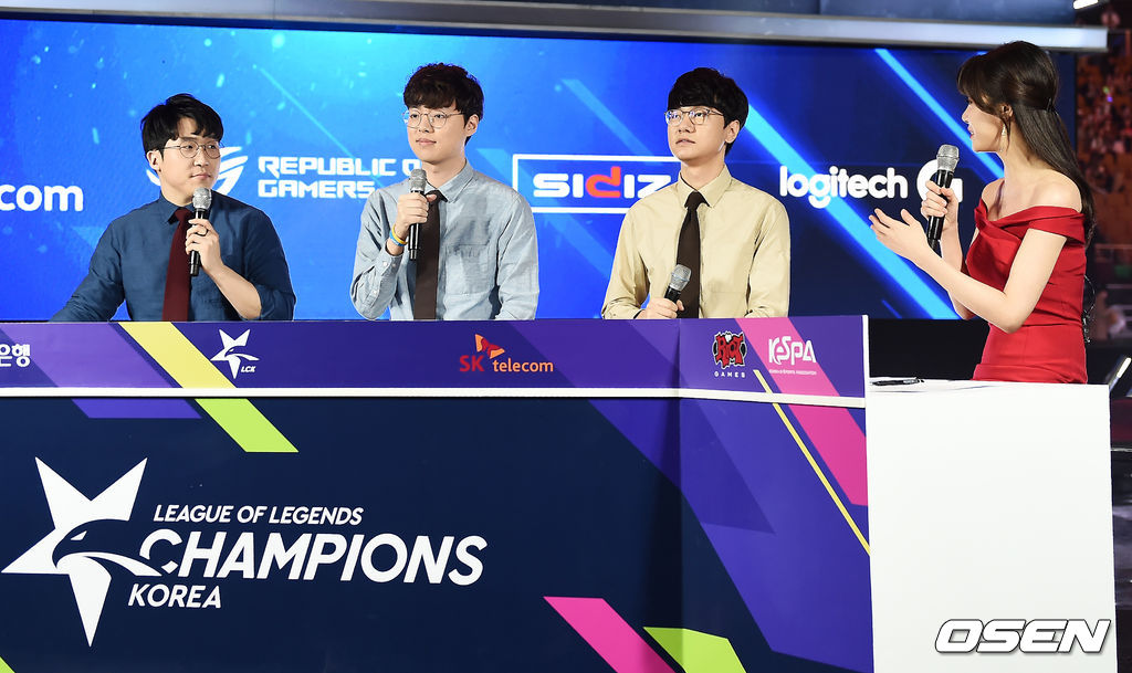 13일 오후 서울 잠실실내체육관에서 '2019 LOL 챔피언스 코리아(이하 롤챔스)' 스프링 결승전 그리핀과 SK텔레콤 T1의 경기가 열렸다.'빛돌' 하광석, '캡틴잭' 강형우, '매드라이프' 홍민기, 아나운서 김민아가 오늘의 경기를 예측하고 있다. /pjmpp@osen.co.kr