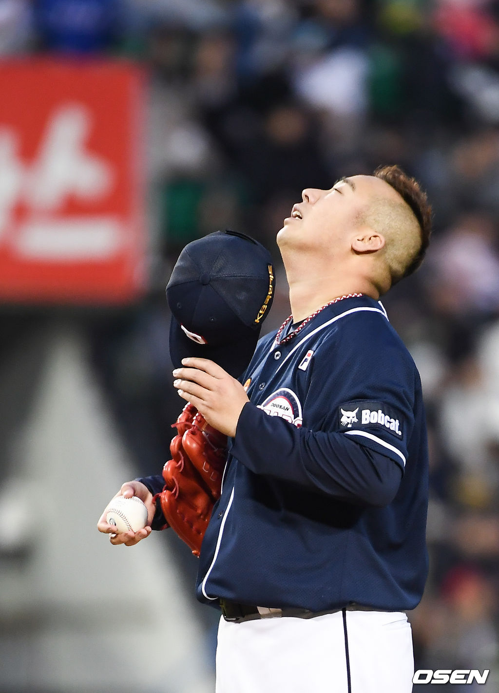 5회말 LG 김현수에게 동점 1타점 적시타를 허용한 두산 유희관이 아쉬워하고 있다./  soul1014@osen.co.kr