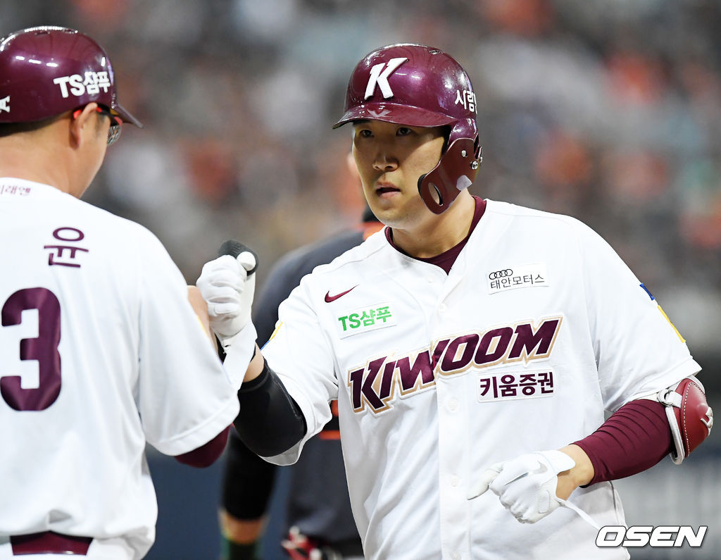 1회말 1사 주자 1,3루 키움 장영석이 중견수 앞 1타점 적시타를 날린 후 1루에서 오윤 코치와 하이파이브를 하고 있다. /rumi@osen.co.kr