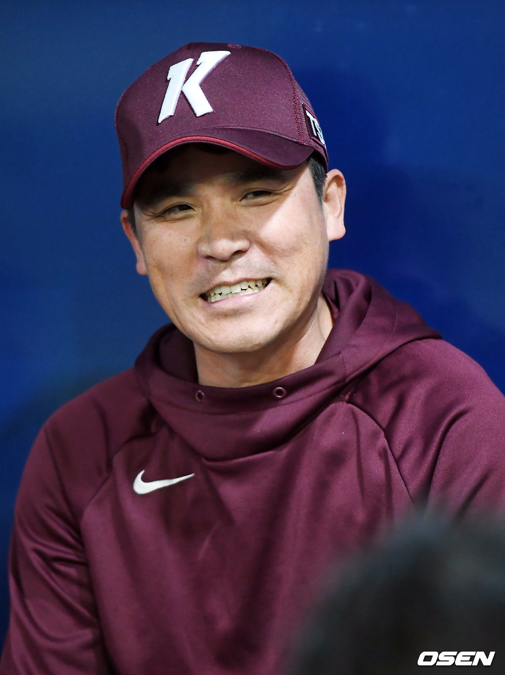 경기 전 훈련시간에 덕아웃에서 키움 장정석 감독이 인터뷰를 하며 환하게 미소짓고 있다./rumi@osen.co.kr