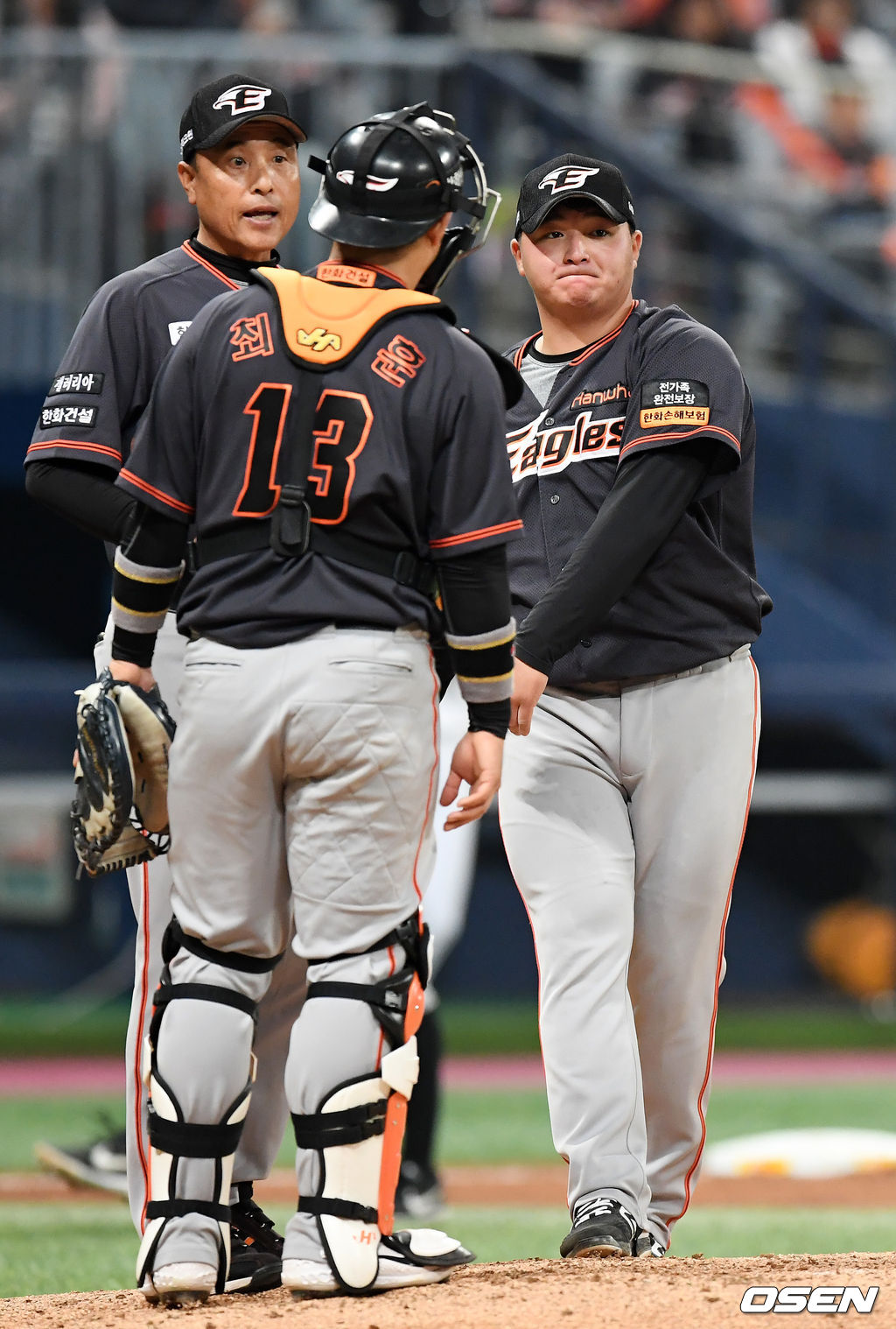 12일 오후 서울 고척스카이돔에서 ‘2019 신한은행 MY CAR KBO리그' 키움 히어로즈와 한화 이글스의 경기가 열렸다.4회말 1사 주자 1,2루 키움 이지영 타석에서 한화 박주홍이 마운드를 내려가고 있다./rumi@osen.co.kr