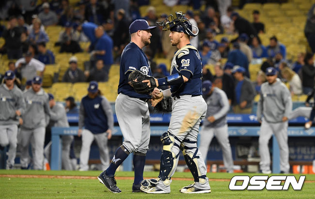 친정팀을 상대로 역전 투런을 치며 승리로 이끈 밀워키 포수 야스마니 그랜달과 투수 알렉스 윌슨이 승리 인사를 나누고 있다. /LA(미국 캘리포니아주)=최규한 기자 dreamer@osen.co.kr