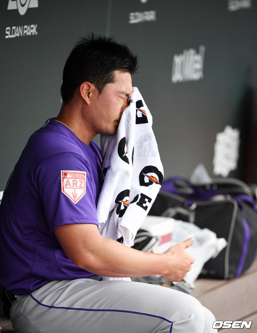 콜로라도 로키스 오승환이 8일(한국시간) 미국 애리조나주 메사 슬로언파크에서 개최된 ‘2019시즌 메이저리그 시범경기’ 시카고 컵스전에서 7회 등판해 1이닝을 1피안타(3루타) 2삼진 1실점을 기록했다. 오승환이 7회 수비를 마치고 더그아웃에서 땀을 닦고 있다. /jpnews@osen.co.kr