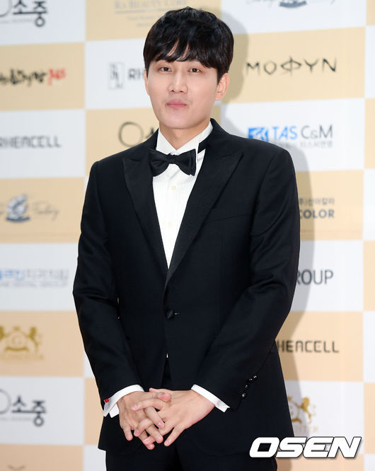 개그맨 이용진이 2018년 9월 6일 서울 여의도 국회의사당 헌정기념관에서 열린 '제6회 대한민국예술문화인대상'에 참석해 포토타임을 갖고 있다./ eastsea@osen.co.kr