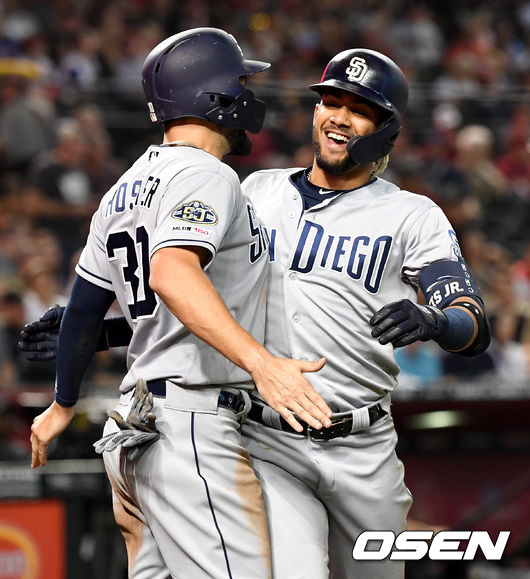 샌디에이고 페르난도 타티스 주니어가 달아나는 투런포를 날리고 에릭 호스머와 인사를 나누고 있다. /피닉스(미국 애리조나주)=최규한 기자 dreamer@osen.co.kr