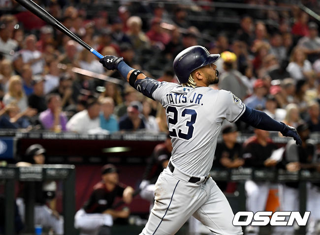 샌디에이고 페르난도 타티스 주니어가 애리조나 선발 메릴 켈리를 상대로 달아나는 투런포를 날리고 있다. /피닉스(미국 애리조나주)=최규한 기자 dreamer@osen.co.kr