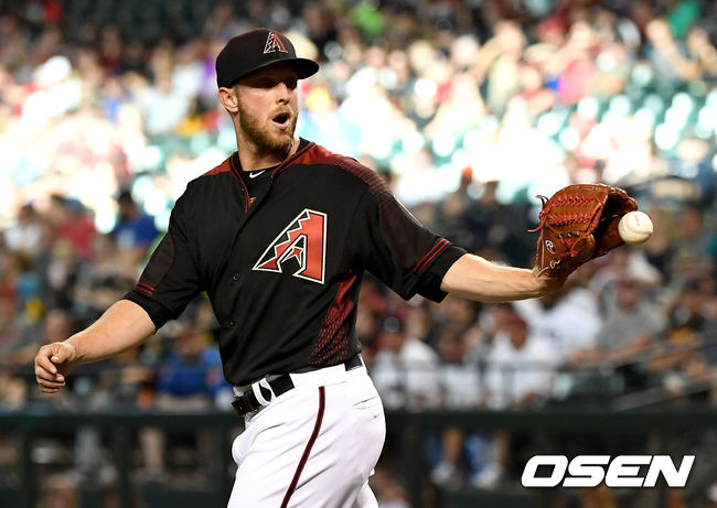 샌디에이고 마차도에게 안타를 허용한 애리조나 선발 메릴 켈리가 포수에게 공을 건네받고 있다. /피닉스(미국 애리조나주)=최규한 기자 dreamer@osen.co.kr