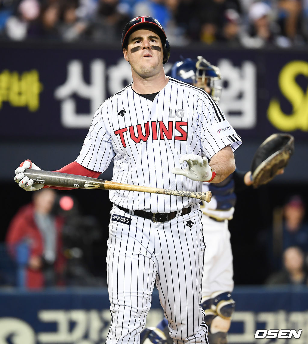 5회말 1사 2,3루 LG 조셉이 헛스윙 삼진아웃된뒤 아쉬워하고 있다./  soul1014@osen.co.kr