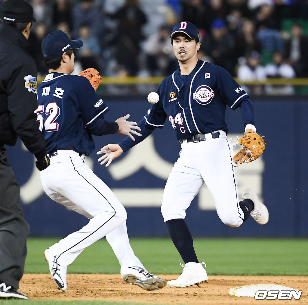 6회말 1사 1,2루 LG 정주현의 내야땅볼 타구를 오재원 2루수가 김재호 유격수에게 공을 토스하고 있다/  soul1014@osen.co.kr