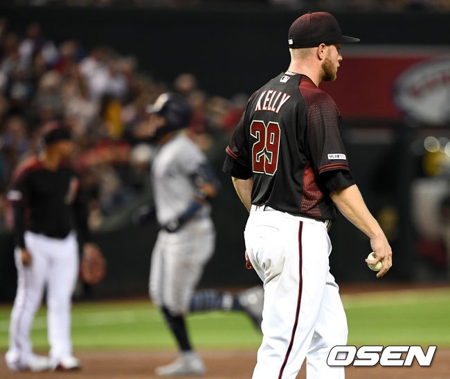 샌디에이고 페르난도 타티스 주니어에게 투런포를 허용한 애리조나 선발 메릴 켈리가 아쉬워하고 있다. /피닉스(미국 애리조나주)=최규한 기자 dreamer@osen.co.kr