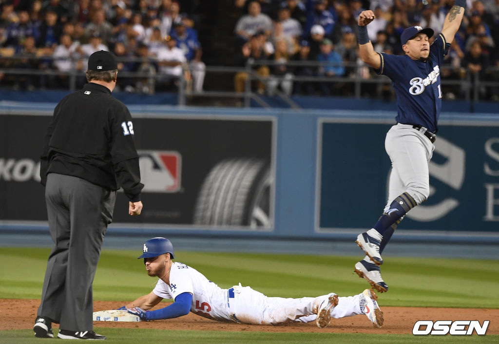 1회말 1사 1, 3루 상황 다저스 AJ 폴락 타석 때 1루 주자 코디 벨린저가 2루 도루에 성공하고 있다. /dreamer@osen.co.kr