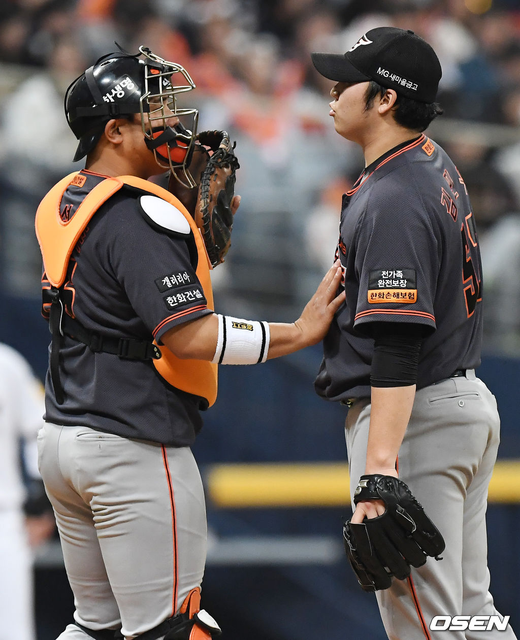 1회말 1사 주자 2,3루 키움 샌즈에게 좌익수 앞 선취 1타점 적시타를 허용한 한화 선발 김민우가 지성준과 얘기를 나누고 있다. /rumi@osen.co.kr