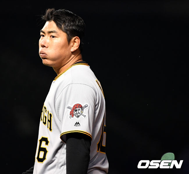 피츠버그 강정호가 내야 땅볼을 치고 이닝 교대를 준비하며 아쉬워하고 있다. /시카고(미국 일리노이주)=최규한 기자 dreamer@osen.co.kr