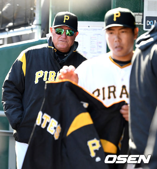 대타 출격을 준비하는 피츠버그 강정호를 클린트 허들 감독이 바라보고 있다. /피츠버그(미국 펜실베이아주)=최규한 기자 dreamer@osen.co.kr